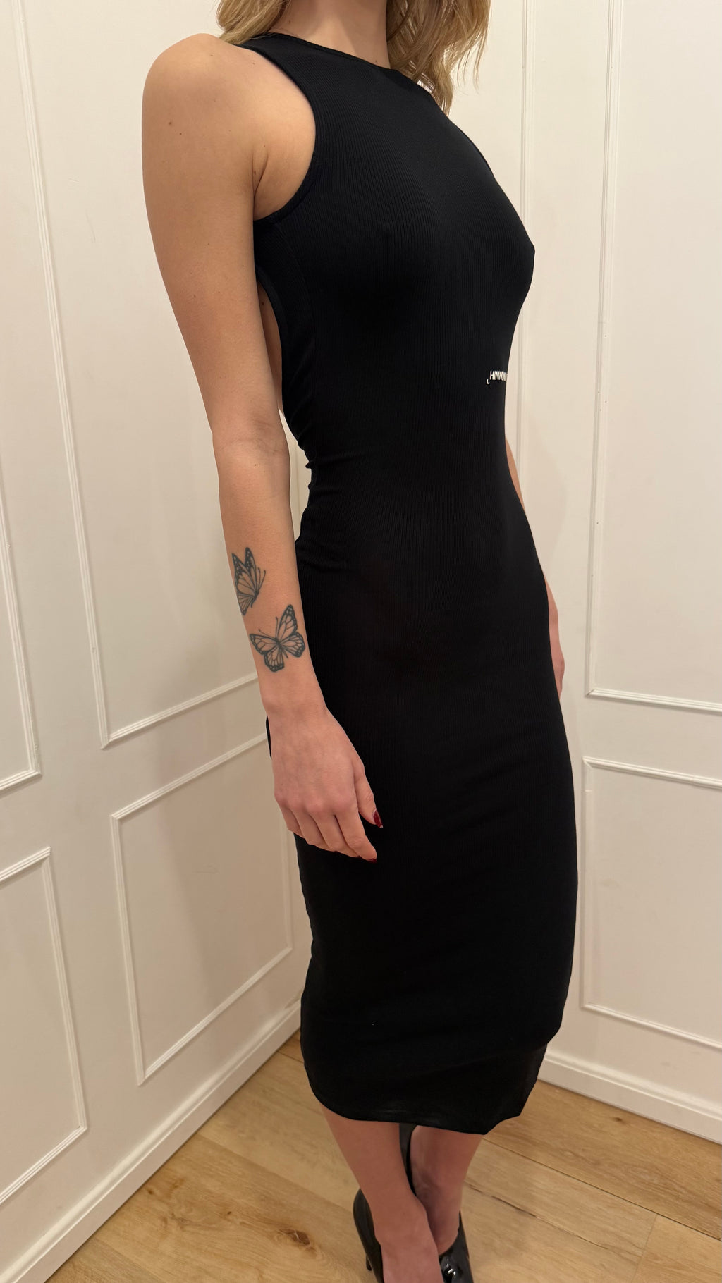 Abito midi nero in costina con apertura sul dietro Hinnominate