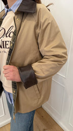 Trench militare beige vicolo