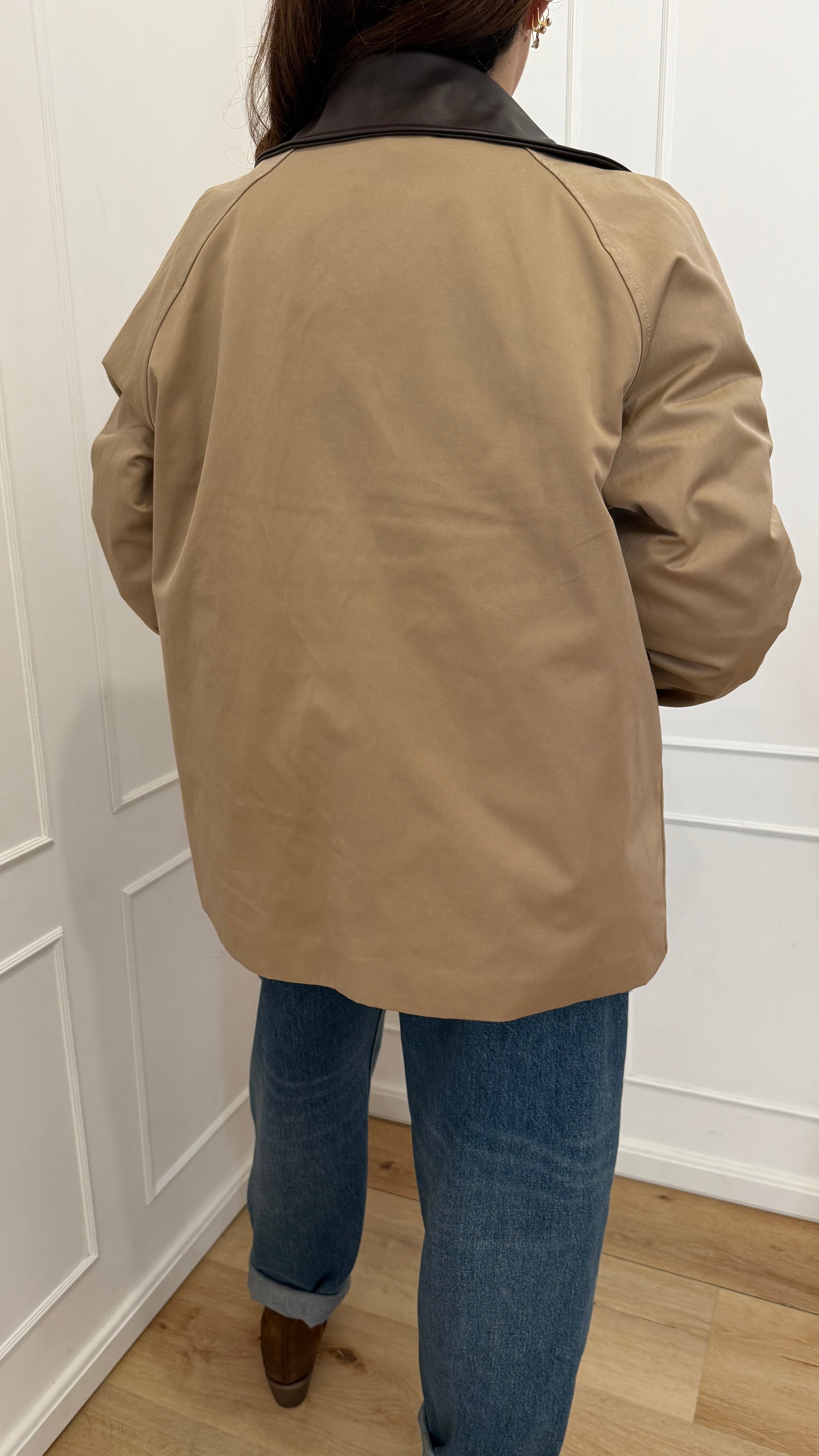Trench militare beige vicolo