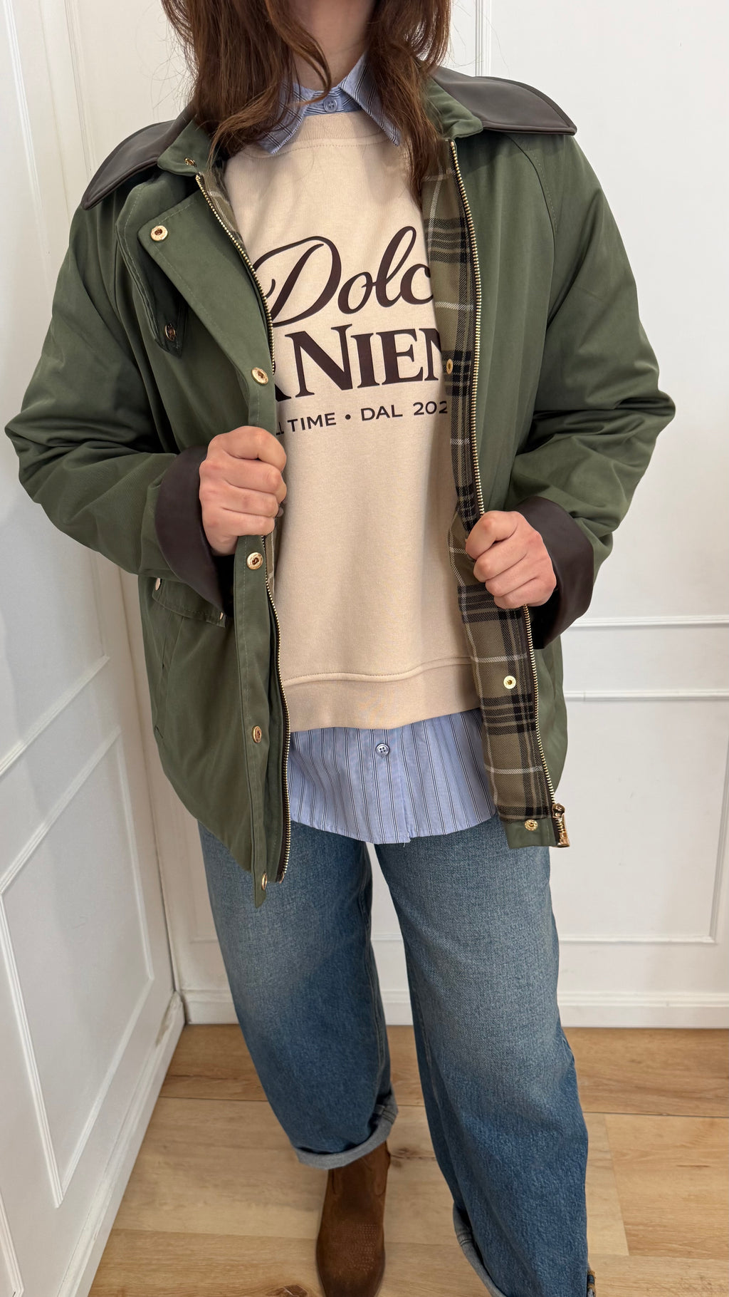 Trench militare verde vicolo