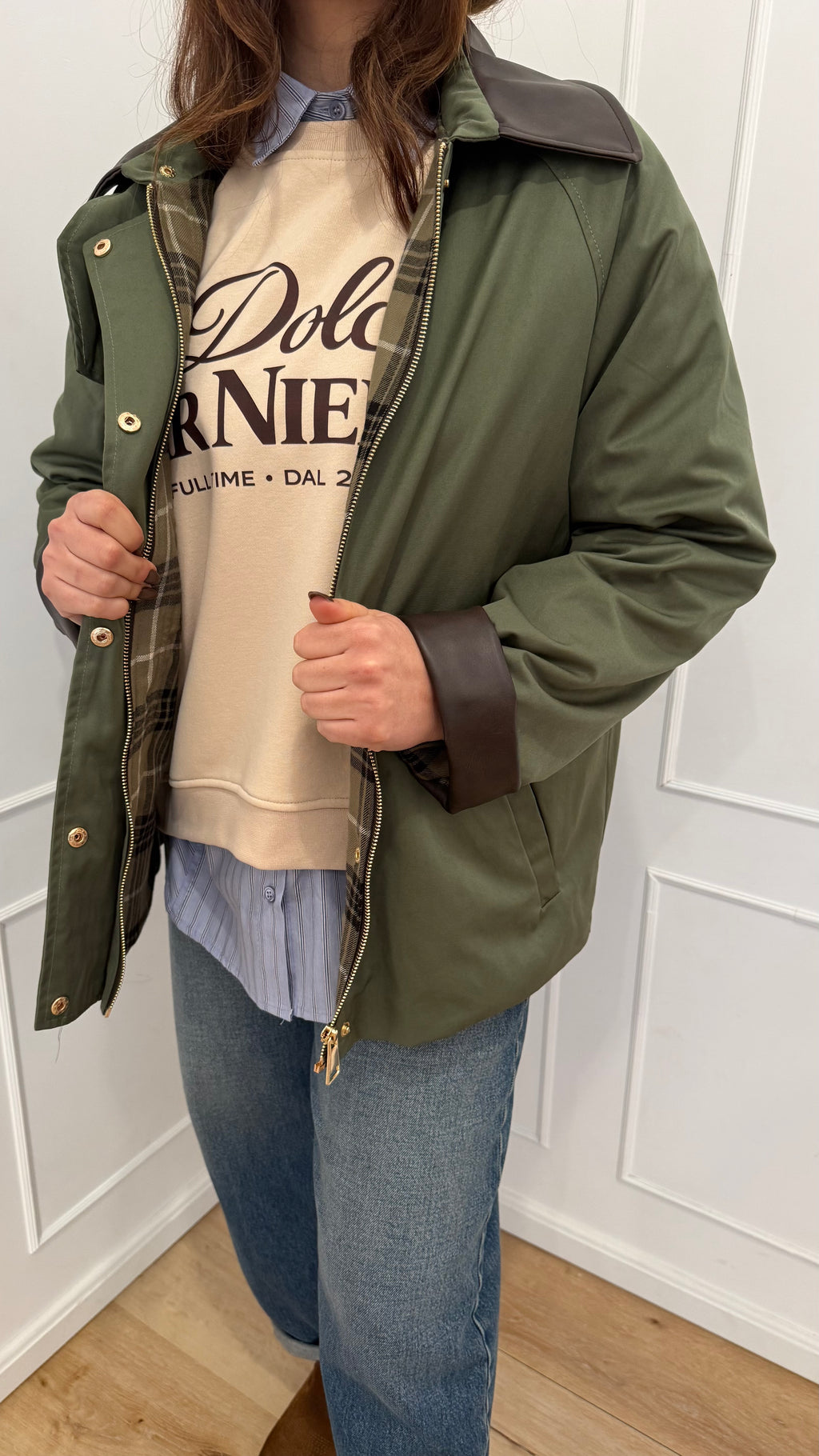 Trench militare verde vicolo