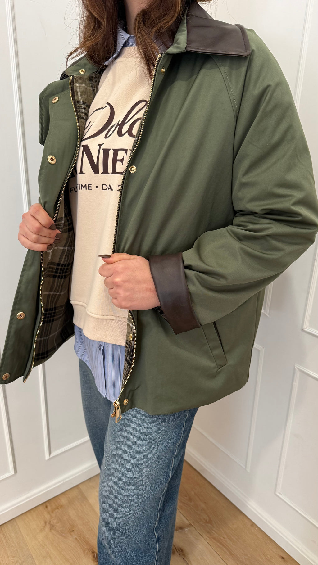 Trench militare verde vicolo