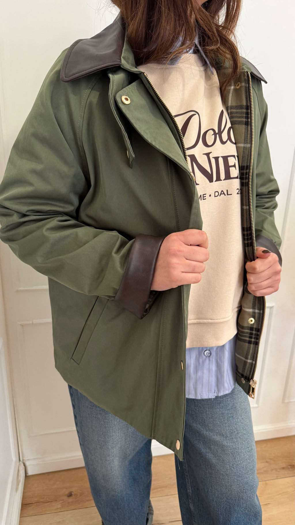 Trench militare verde vicolo