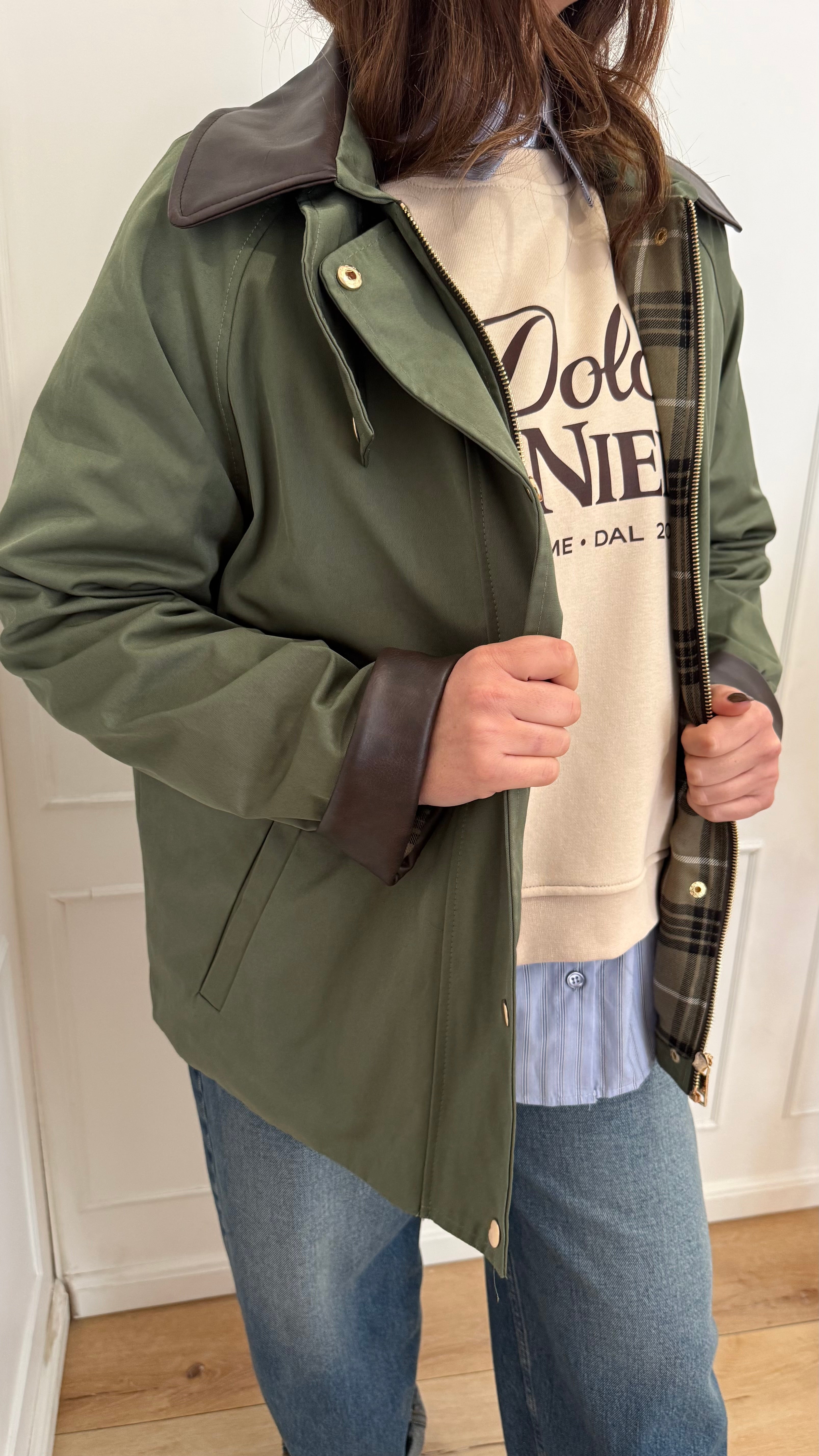 Trench militare verde vicolo