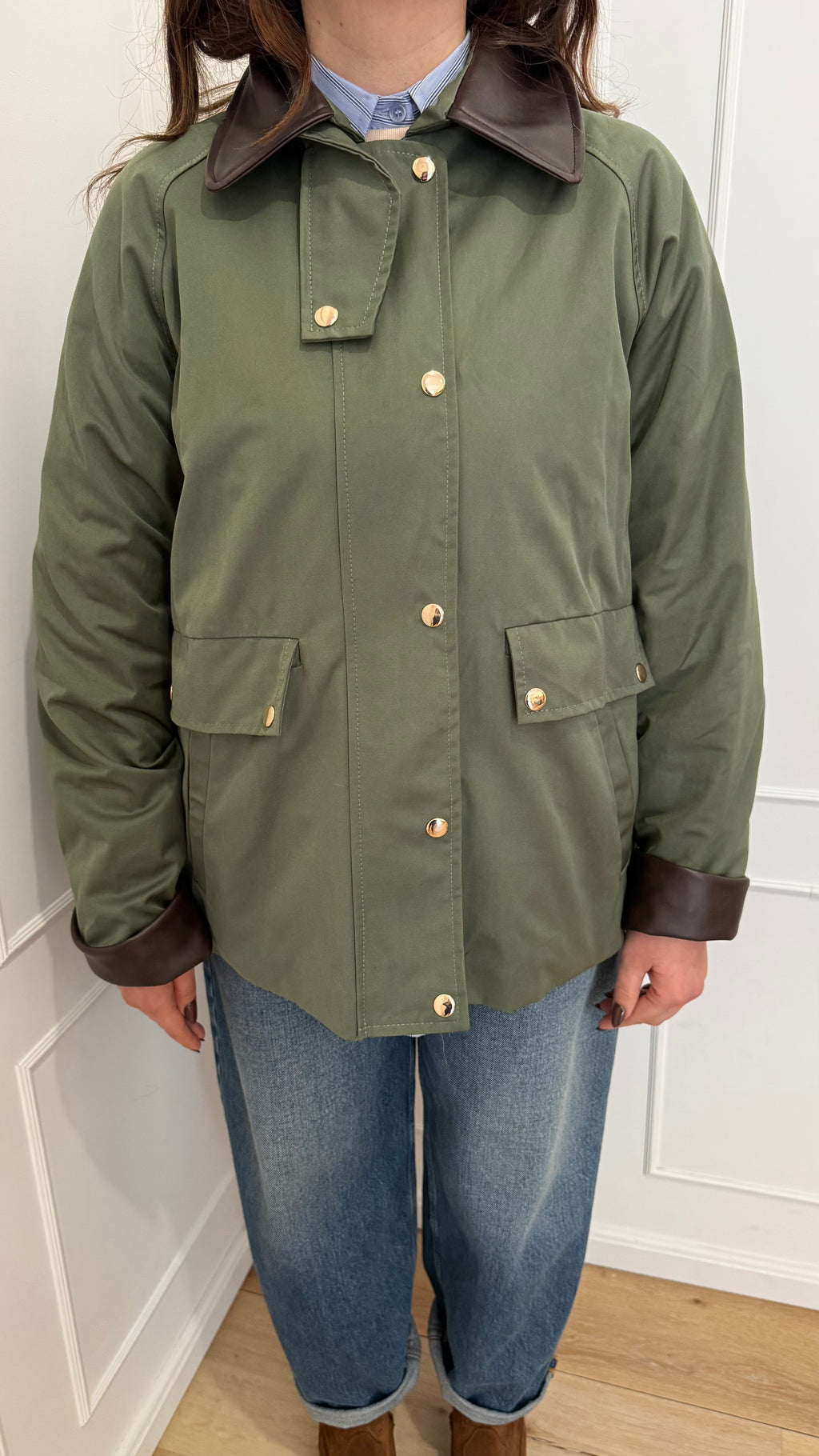 Trench militare verde vicolo