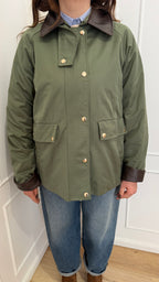 Trench militare verde vicolo