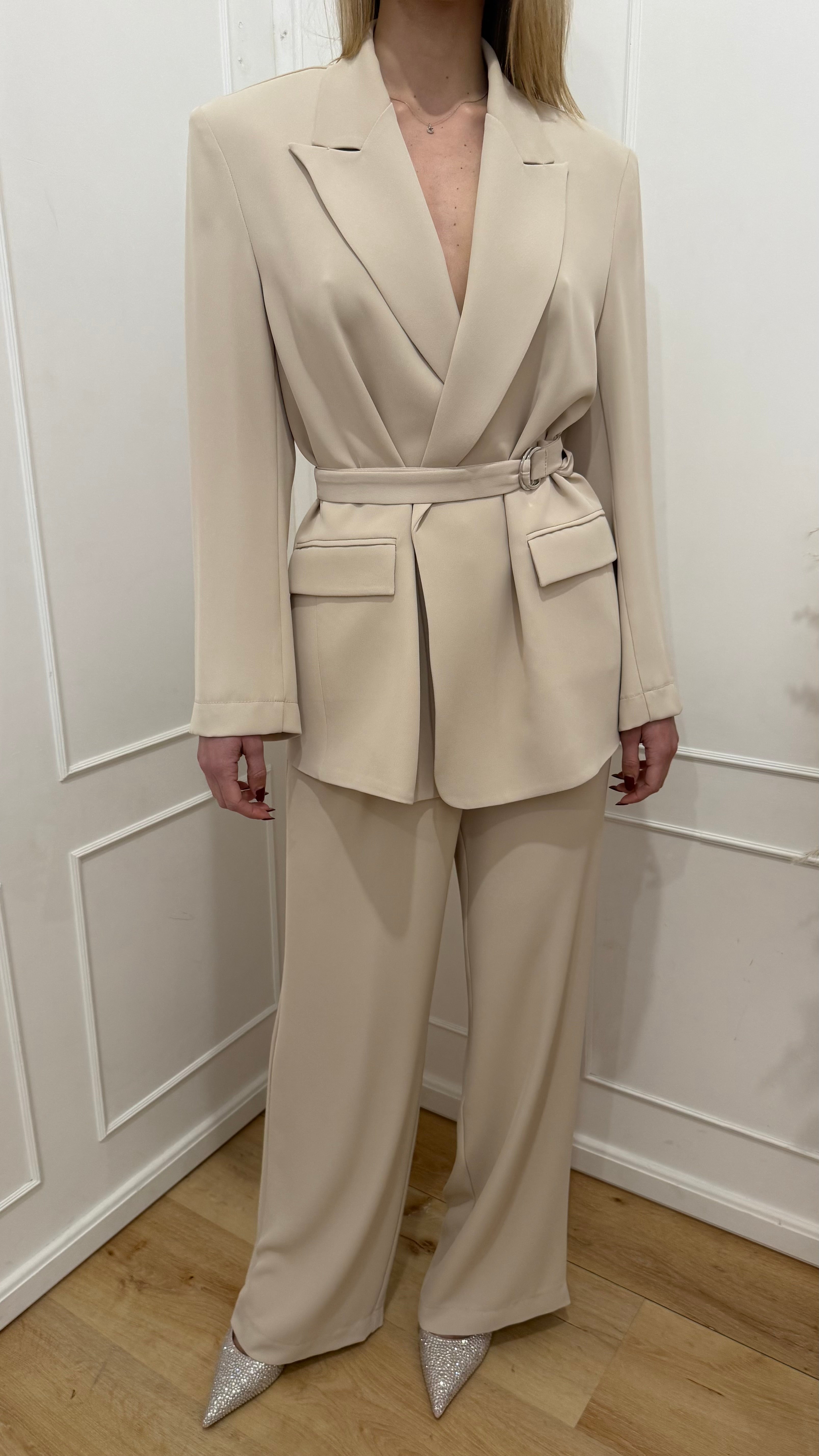 Tailleur con cintura avorio kontatto