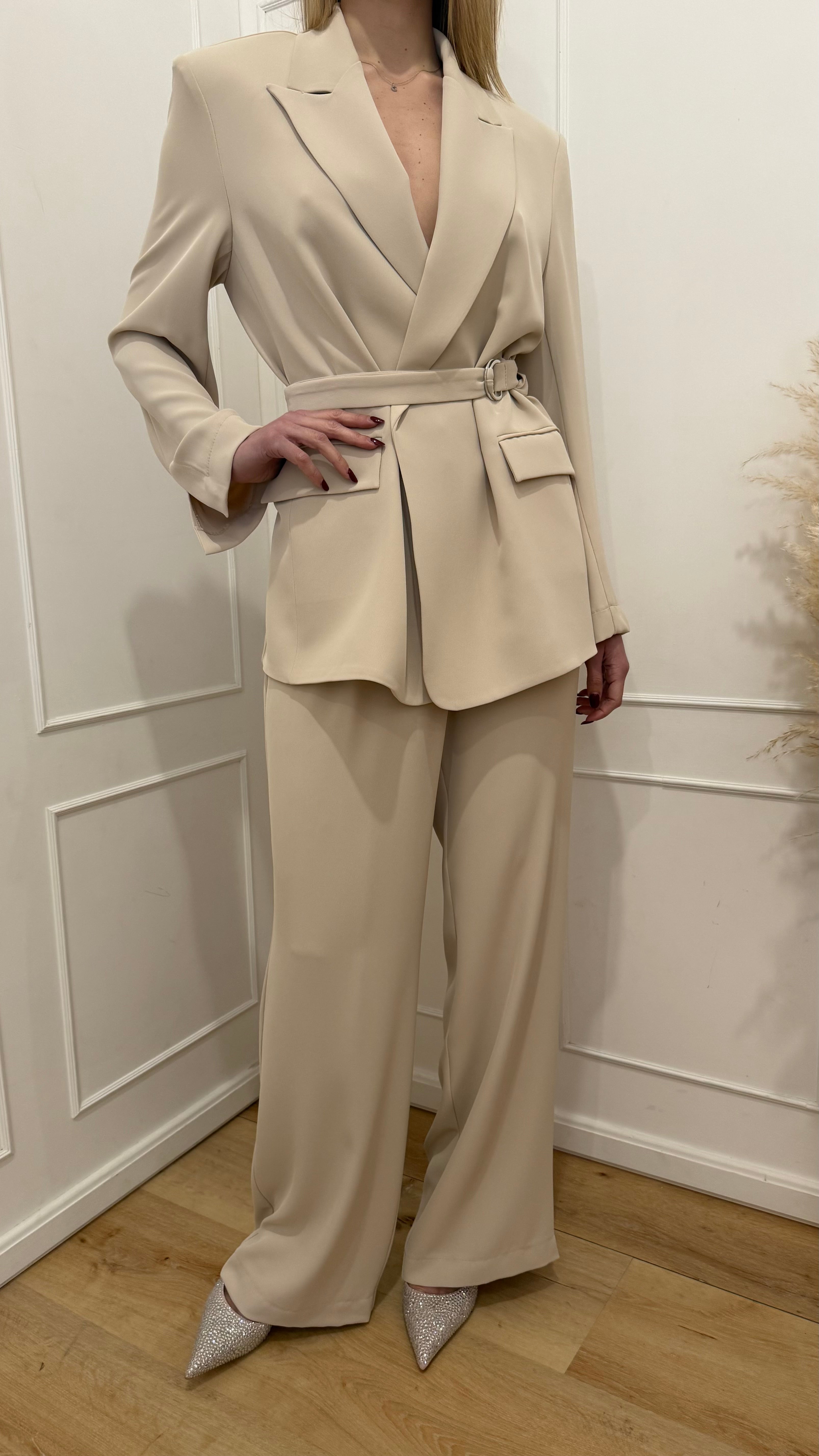 Tailleur con cintura avorio kontatto