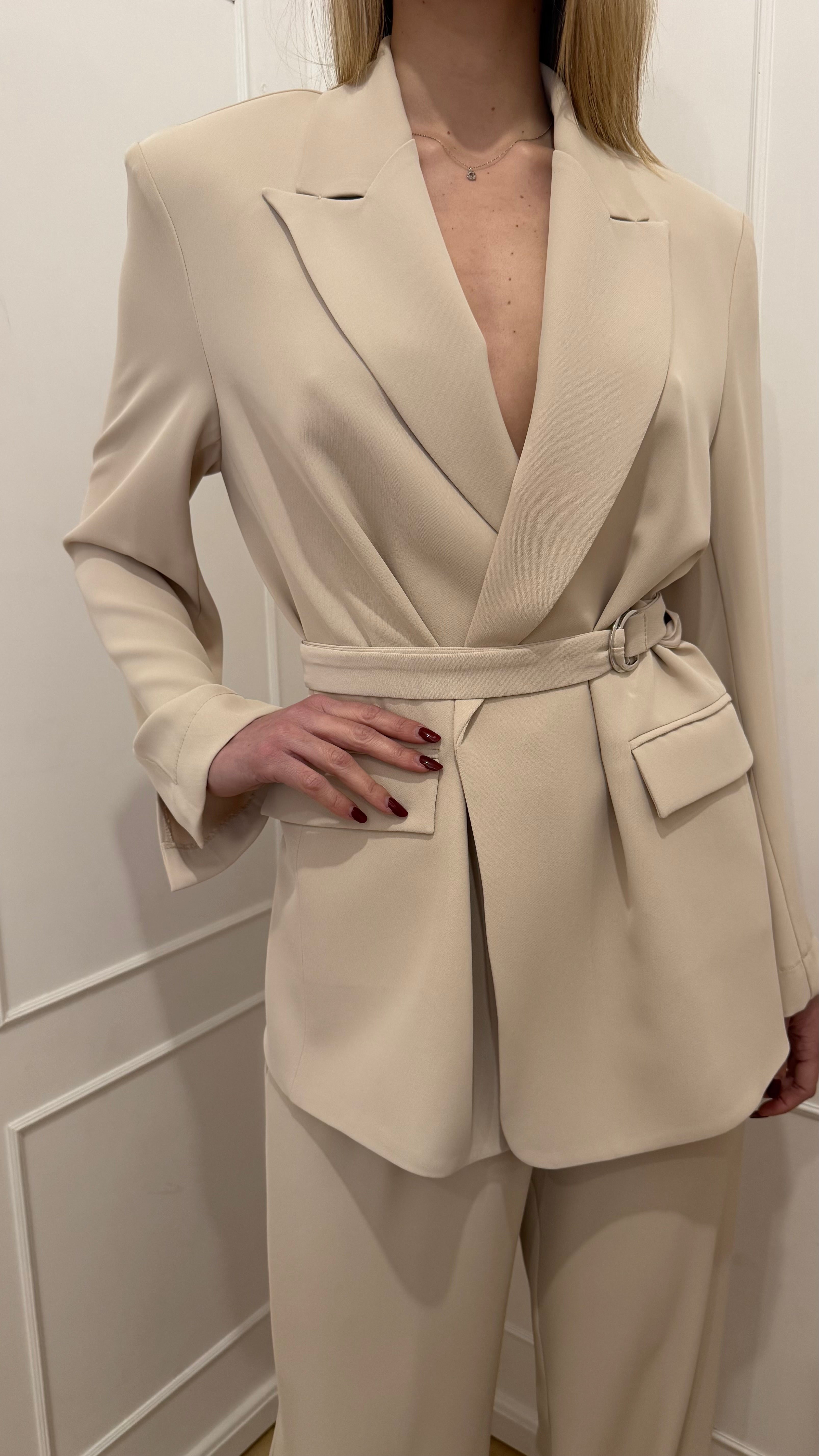 Tailleur con cintura avorio kontatto