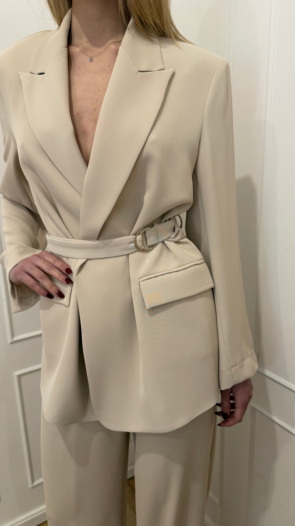 Tailleur con cintura avorio kontatto