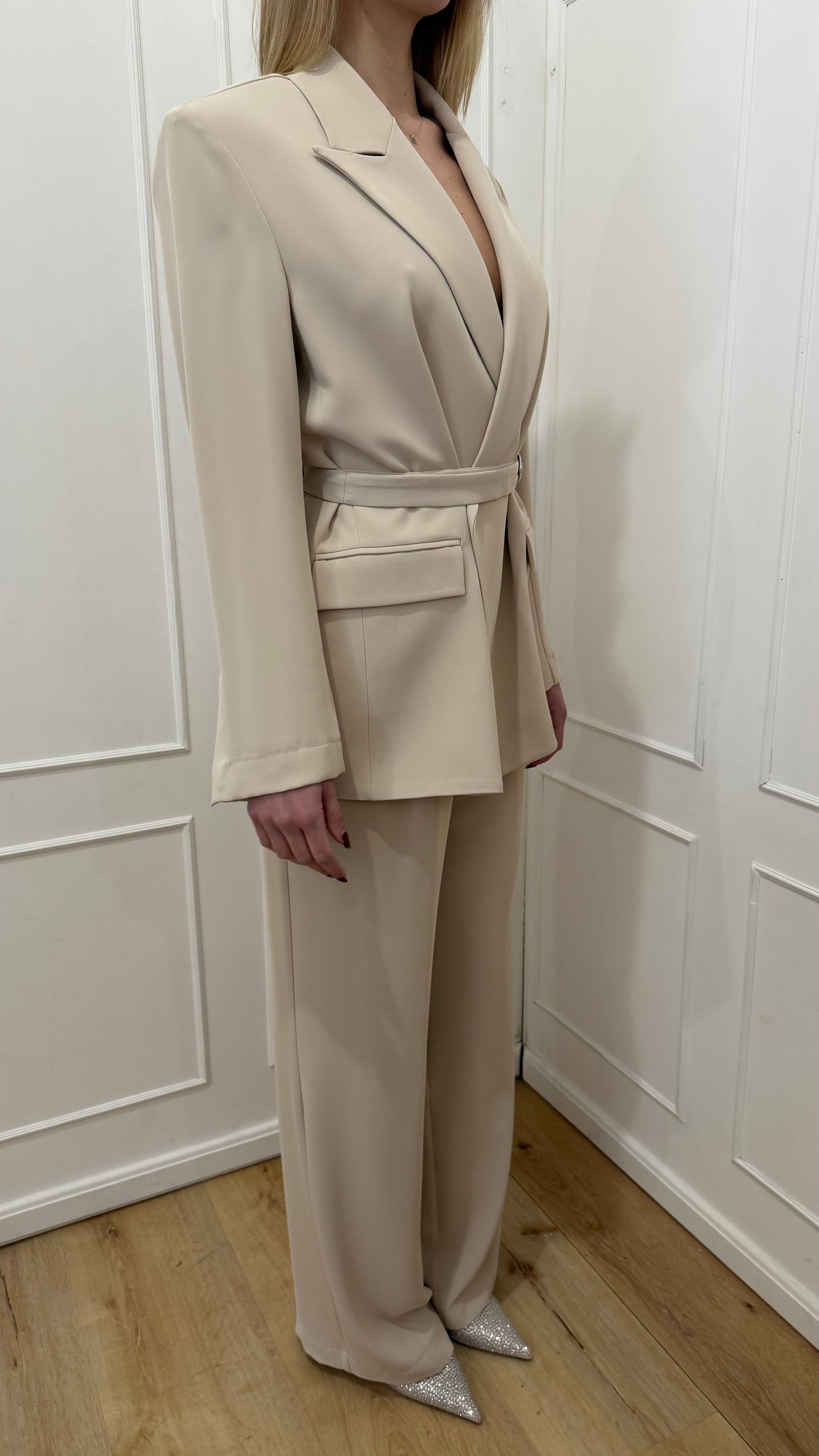 Tailleur con cintura avorio kontatto