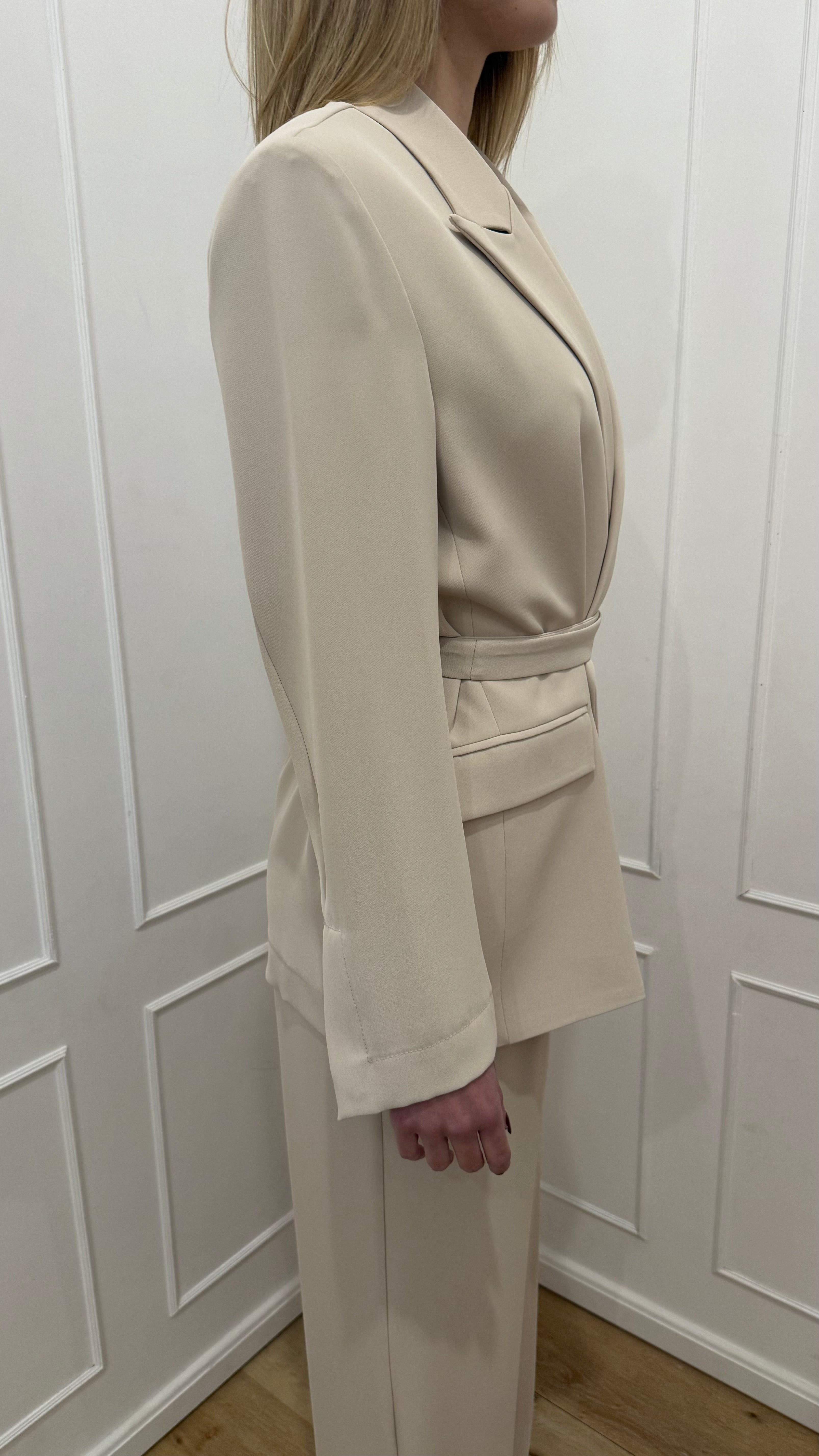 Tailleur con cintura avorio kontatto