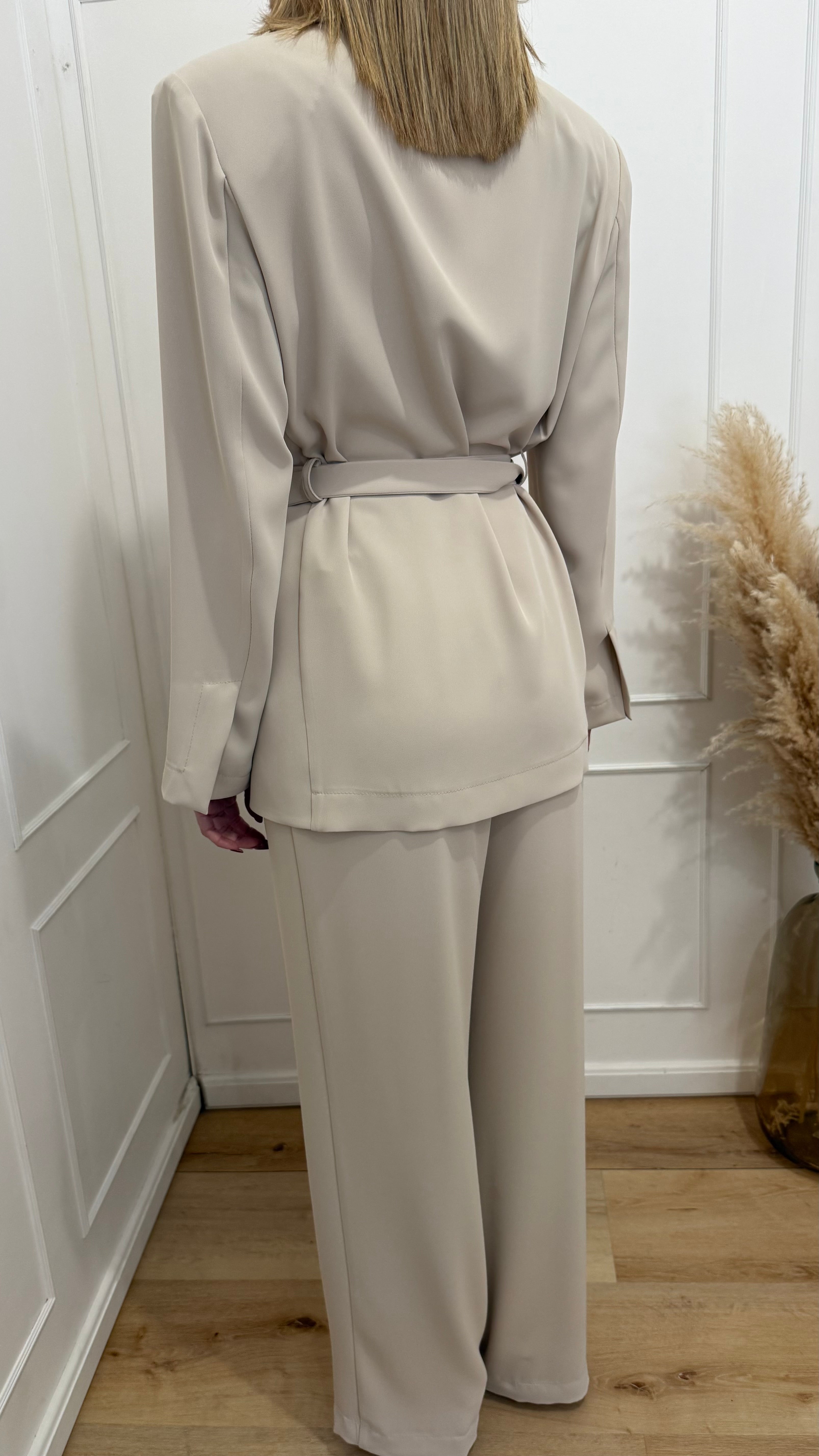 Tailleur con cintura avorio kontatto