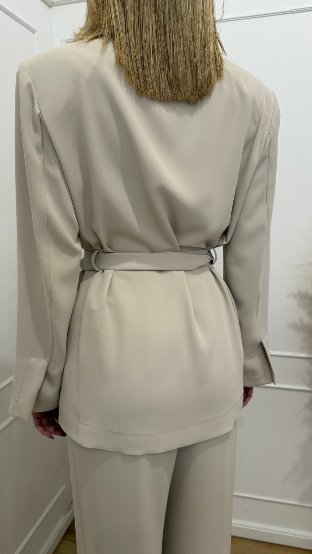 Tailleur con cintura avorio kontatto