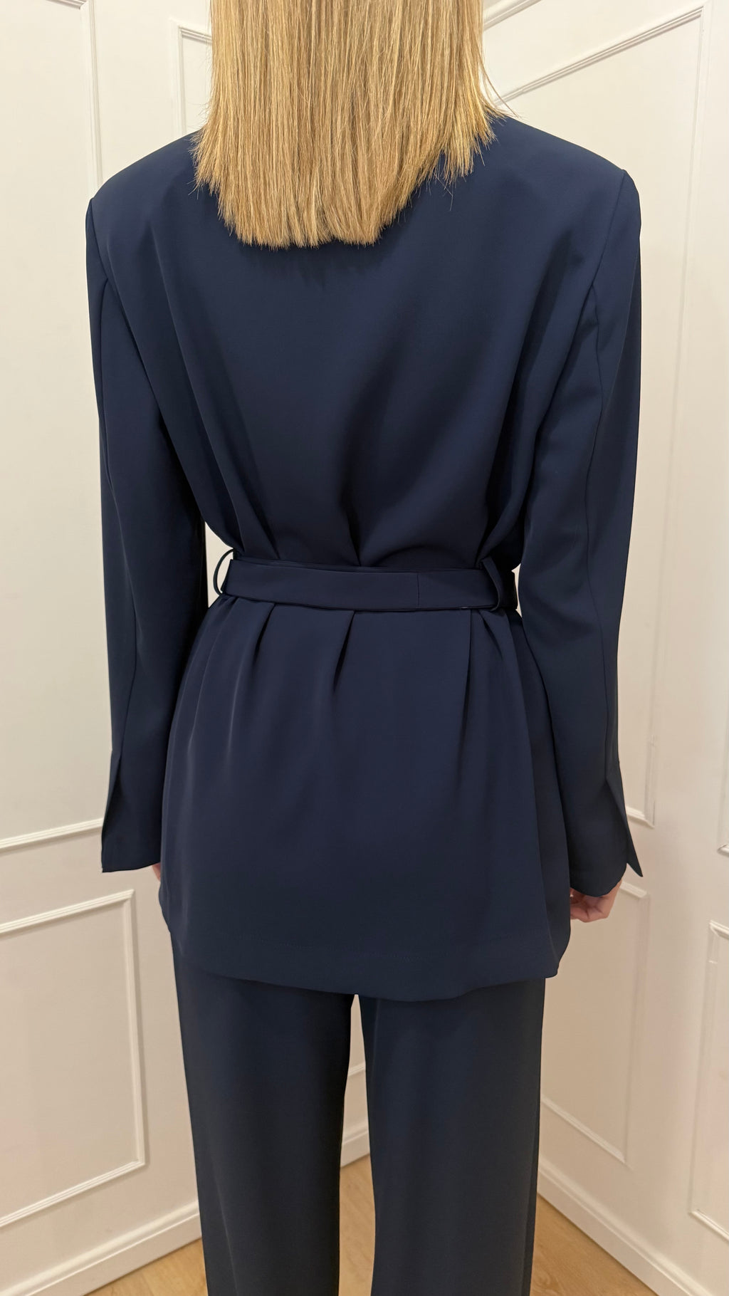 Tailleur con cintura blu kontatto