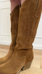 Stivale in camoscio con ricamo divine follie