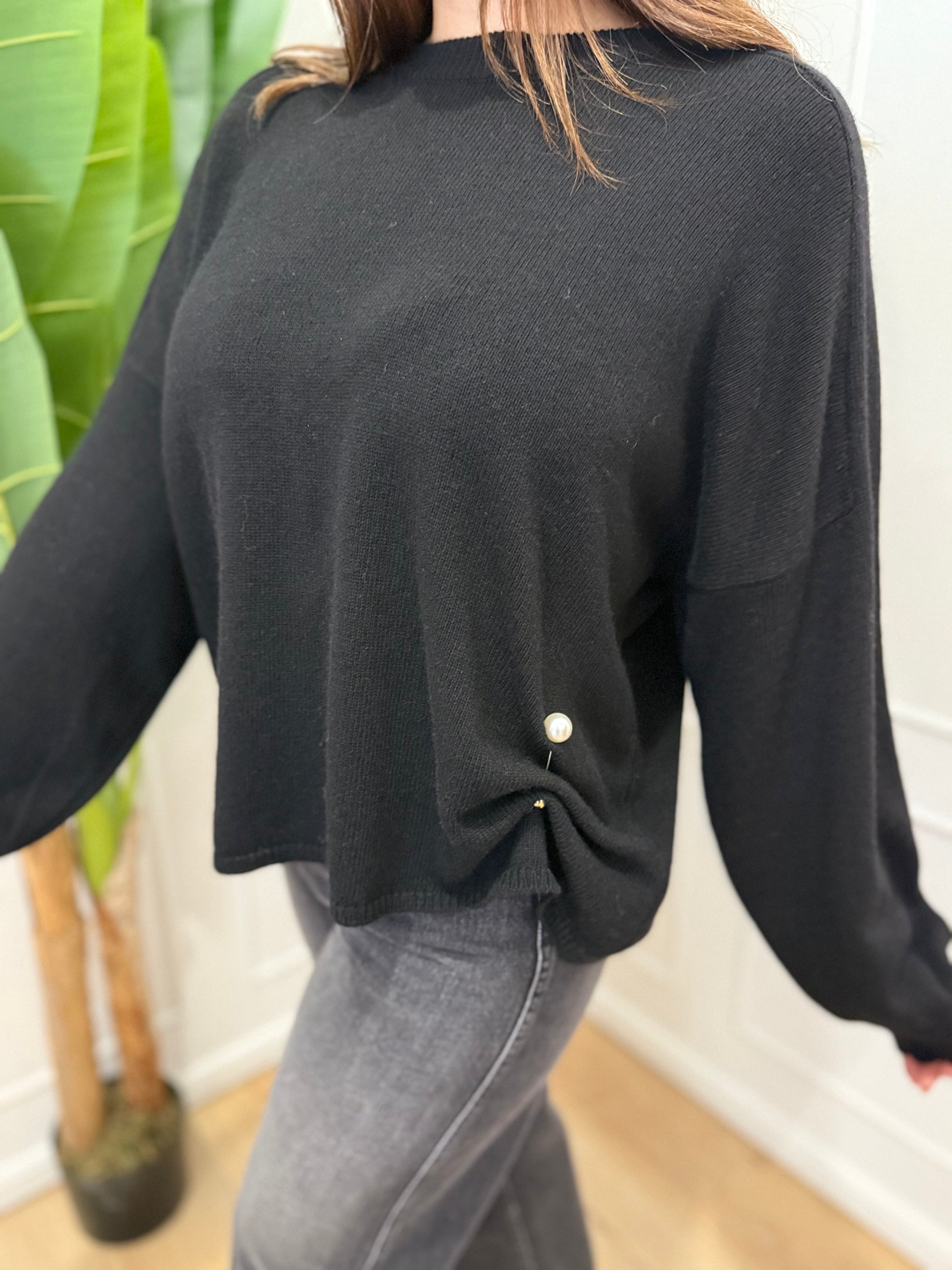 Maglia con spilla nera vicolo