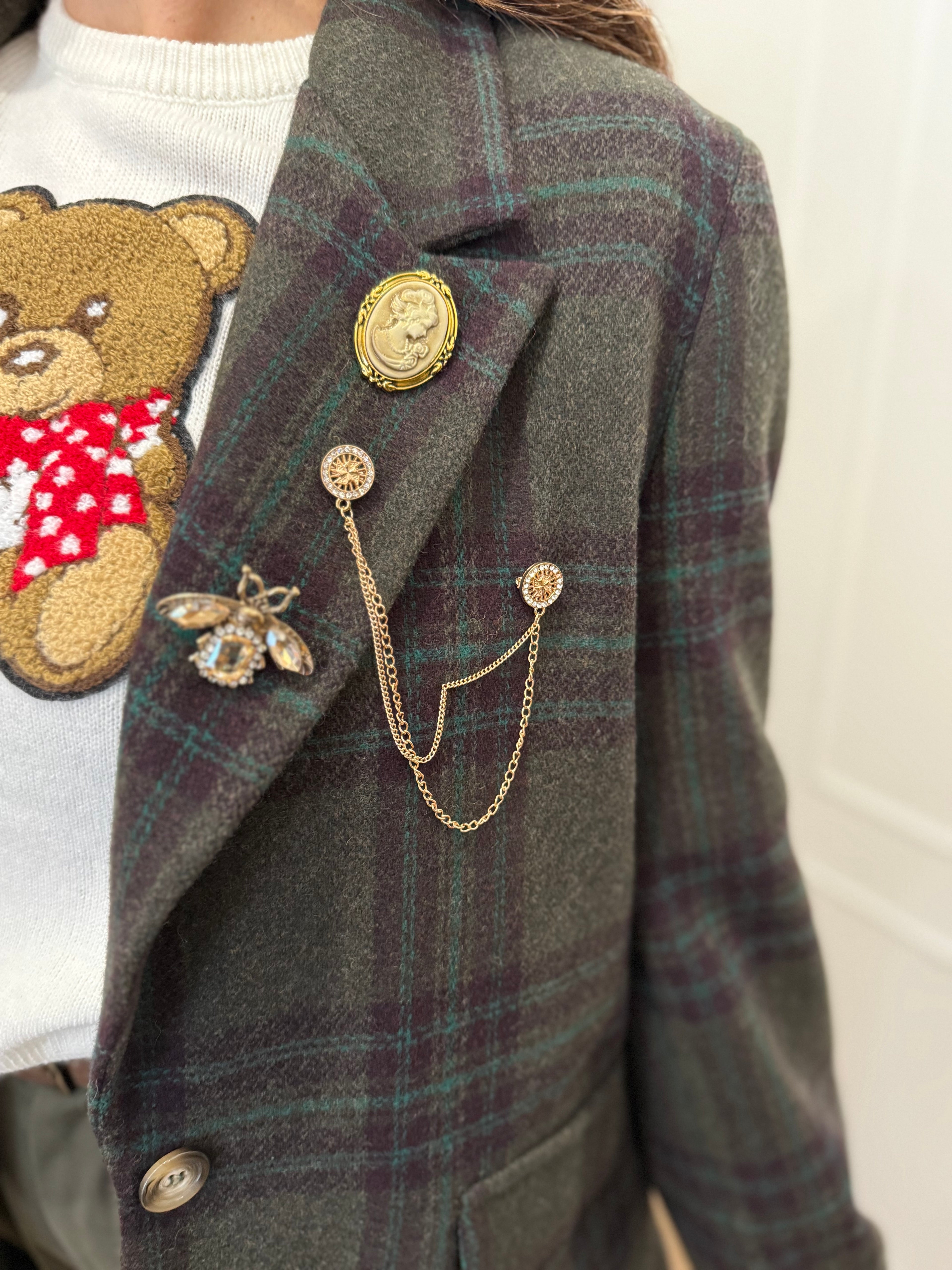 Giacca tartan con spilla vicolo