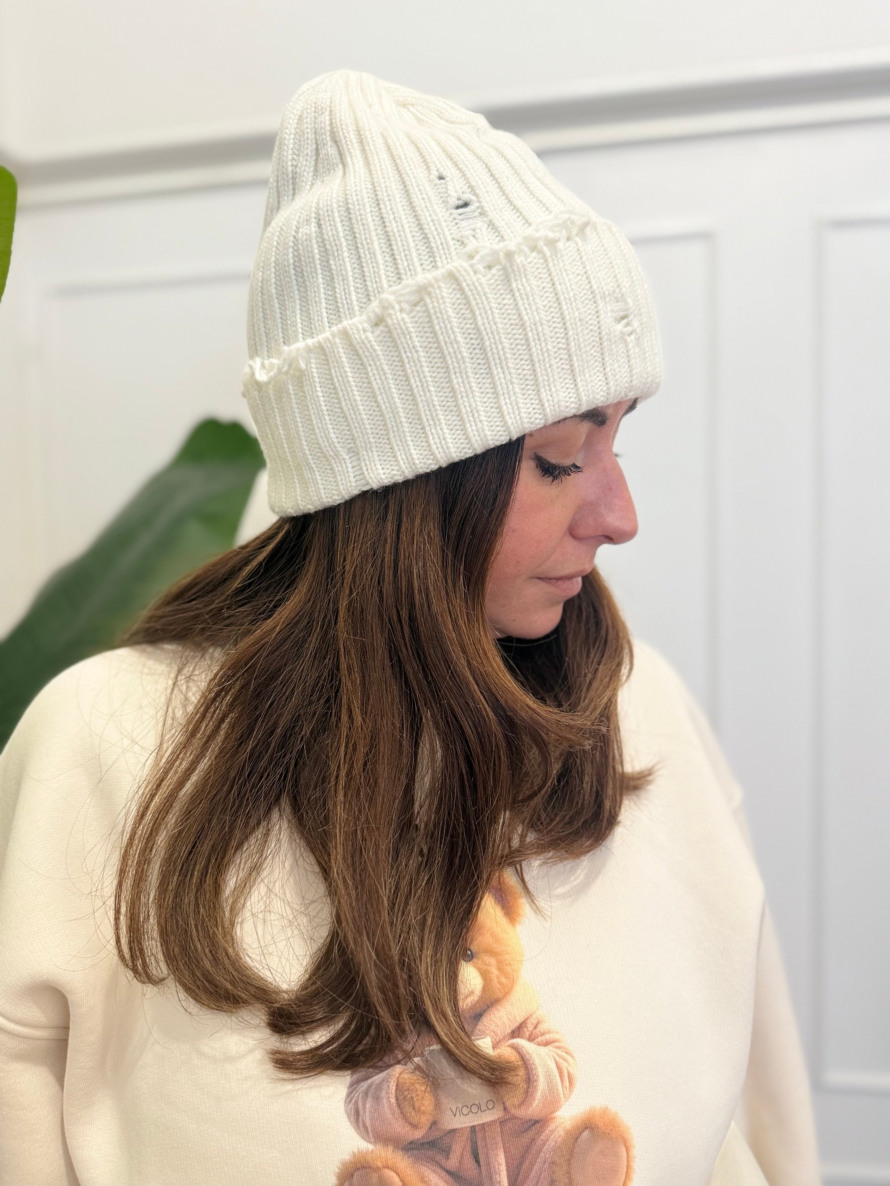 Berretto con rotture panna vicolo