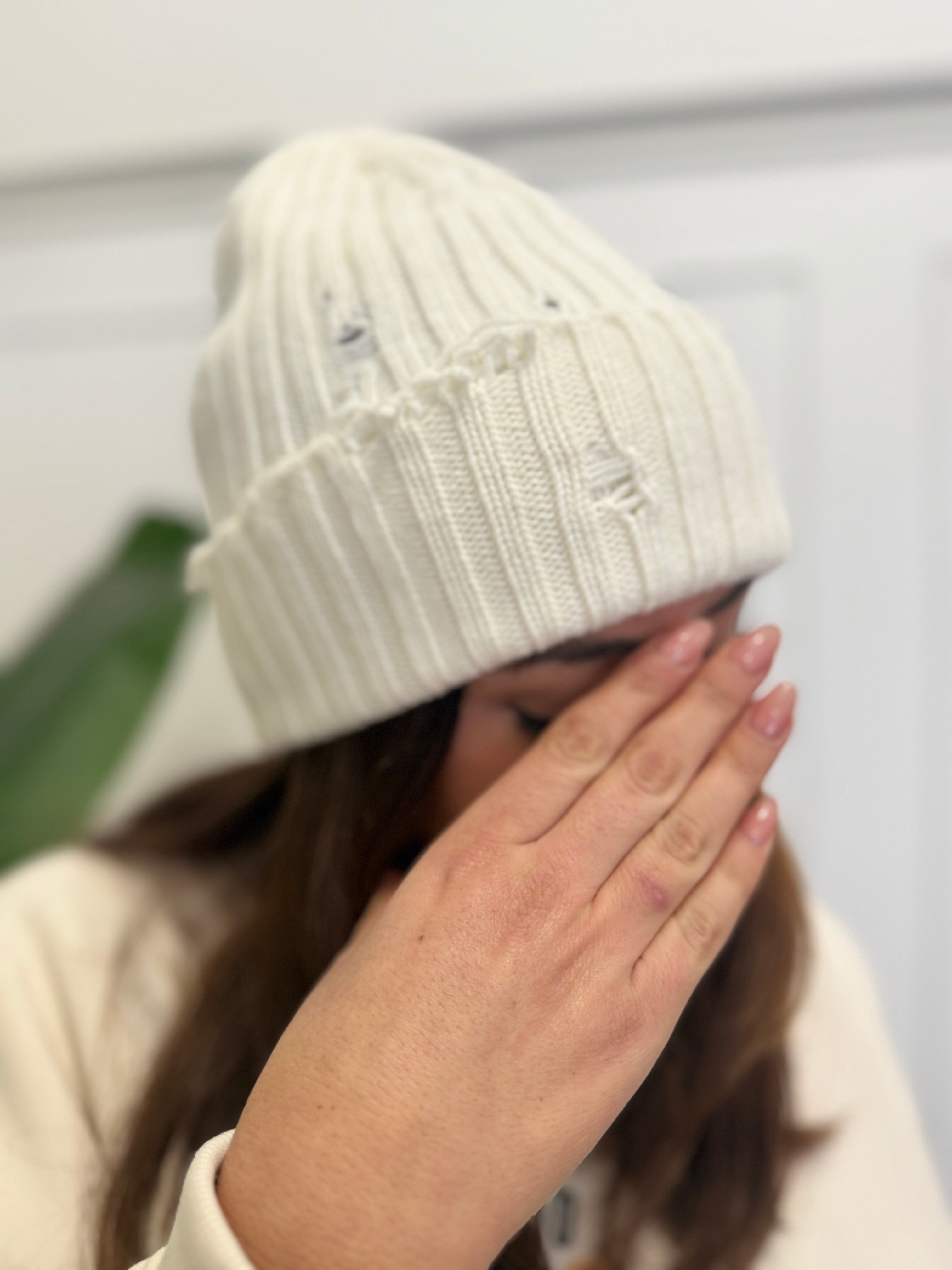 Berretto con rotture panna vicolo