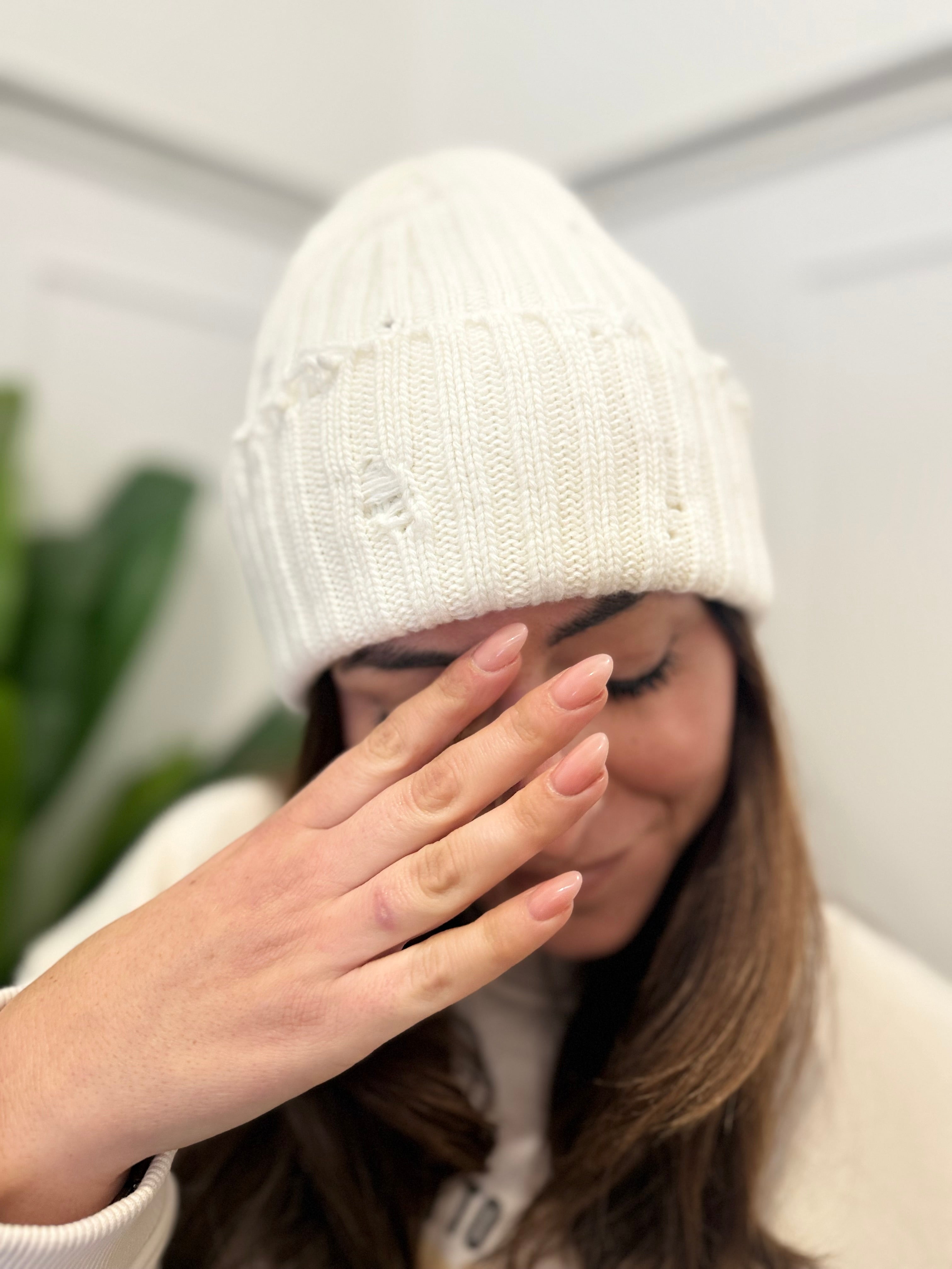 Berretto con rotture panna vicolo