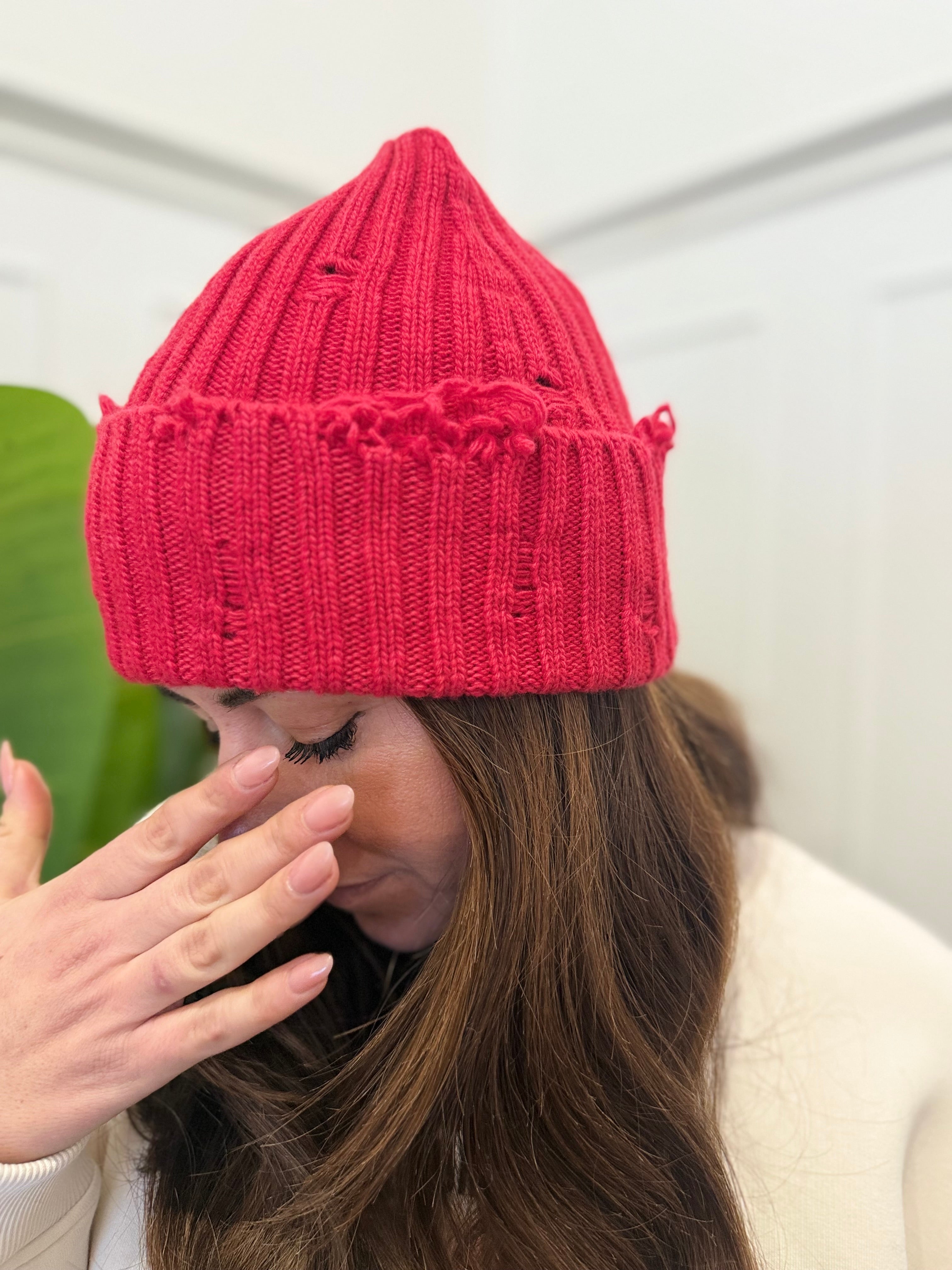 Berretto con rotture rosso vicolo