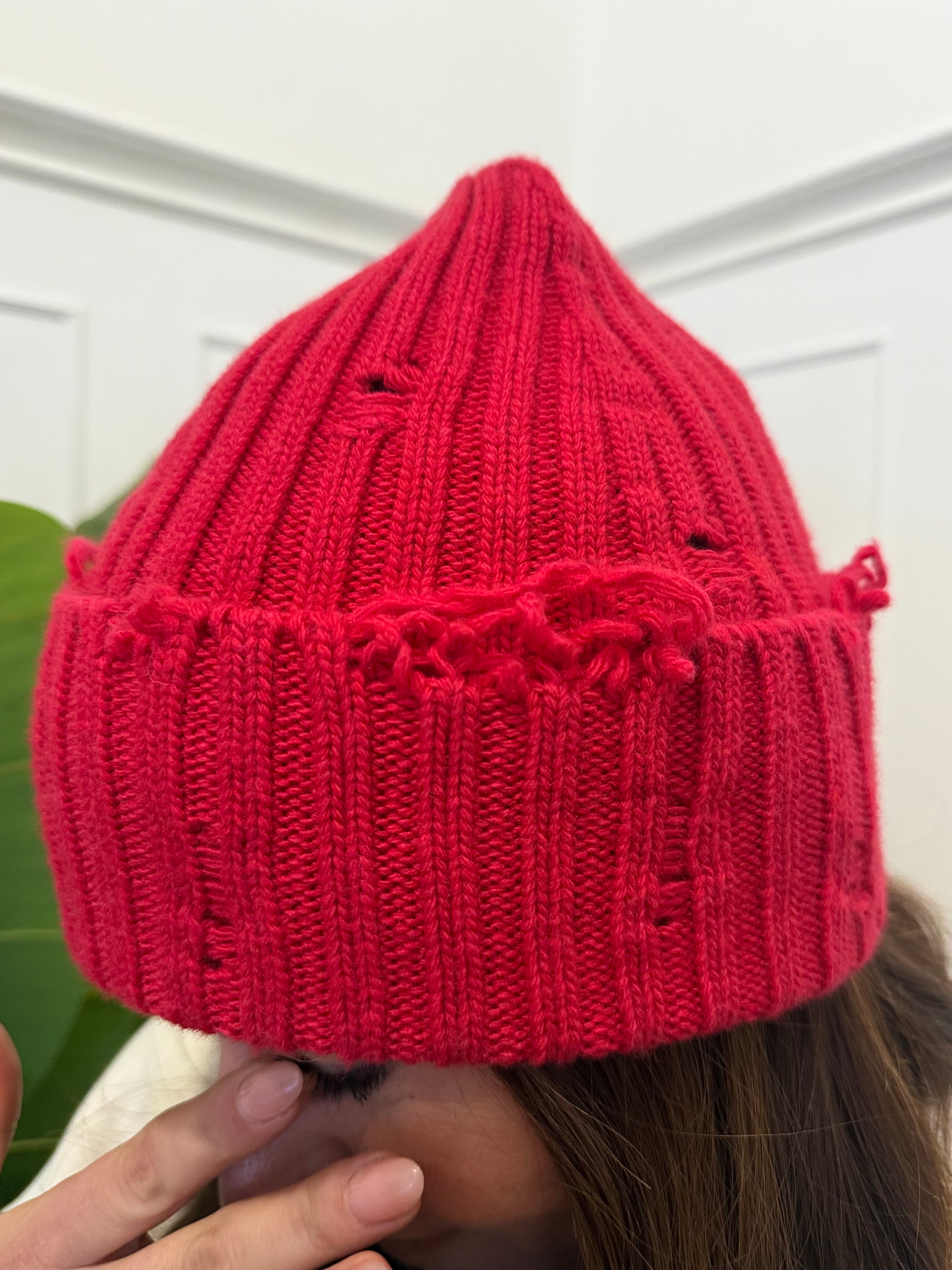 Berretto con rotture rosso vicolo