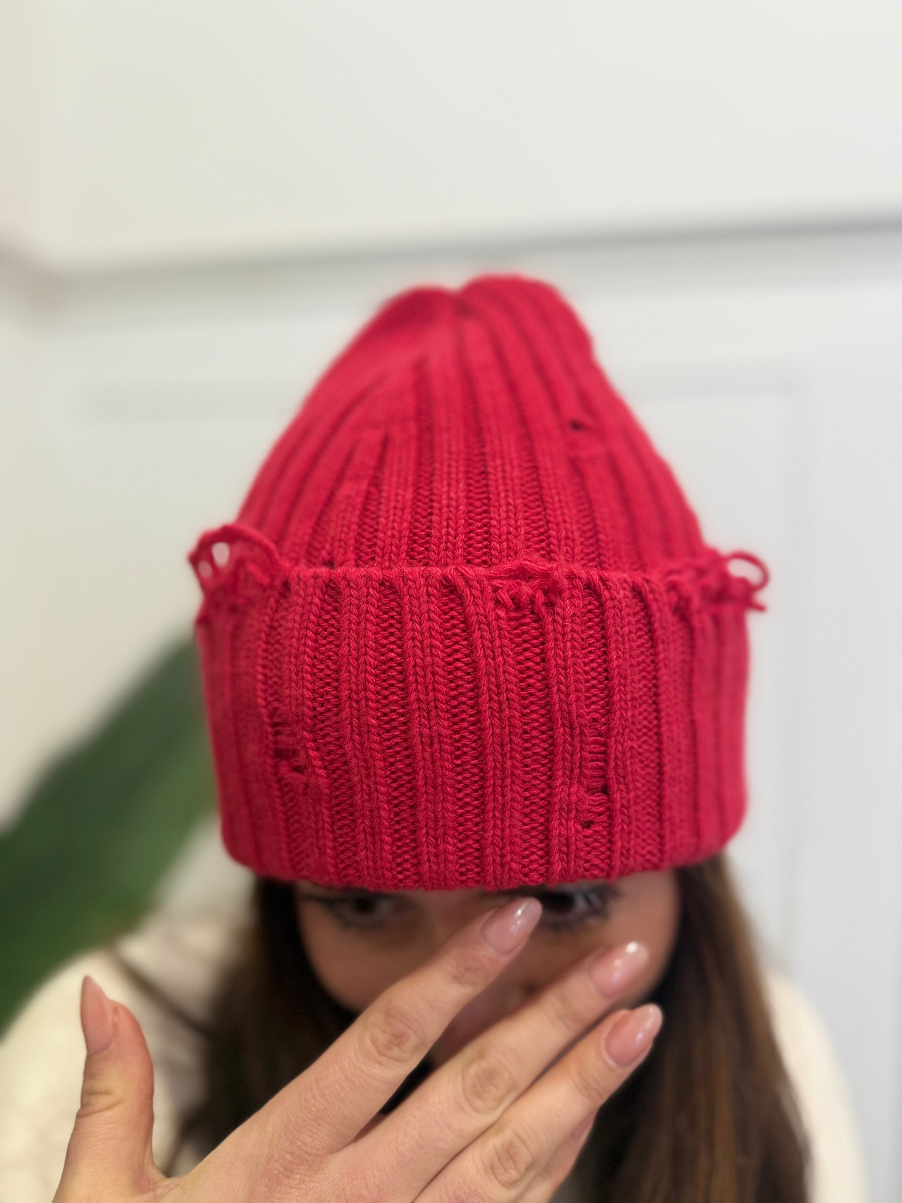 Berretto con rotture rosso vicolo