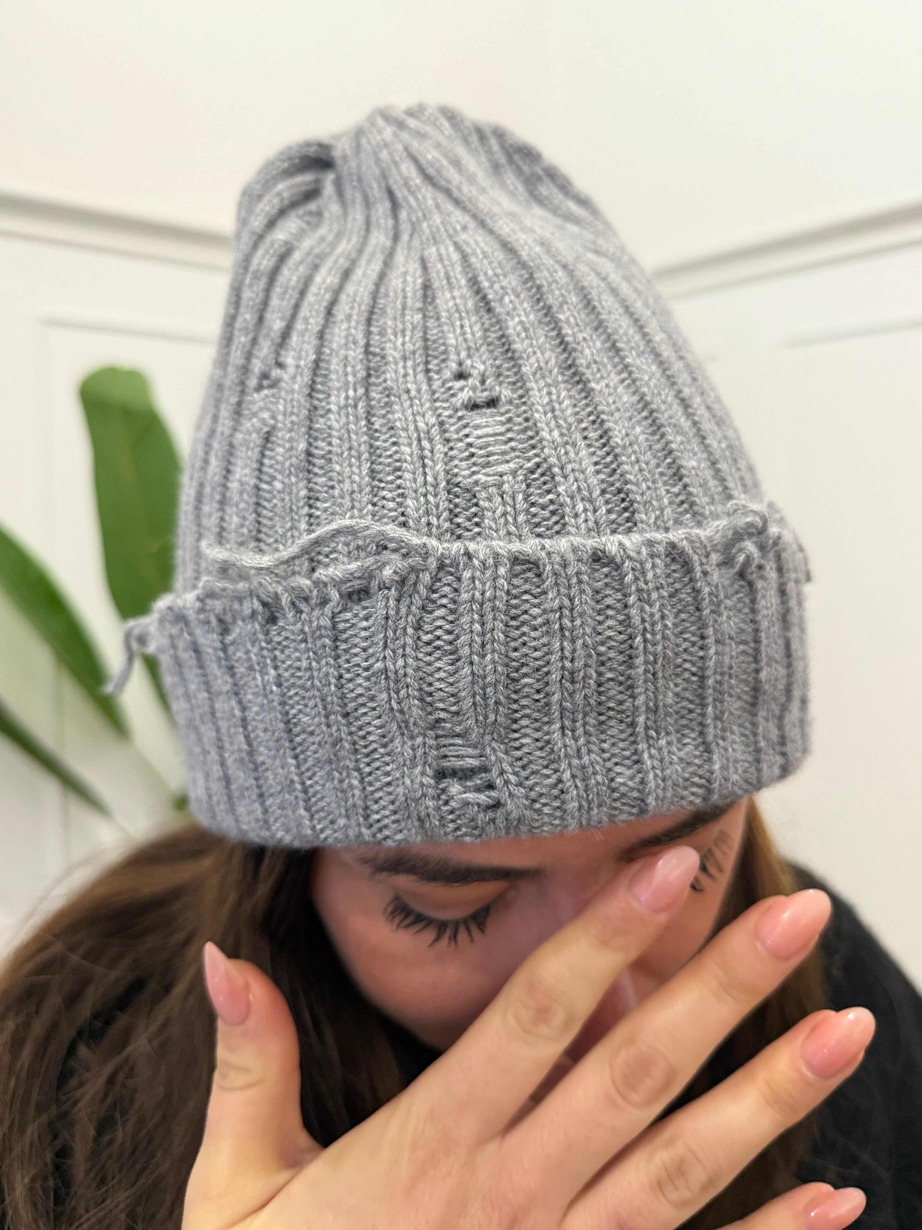 Berretto con rotture grigio vicolo