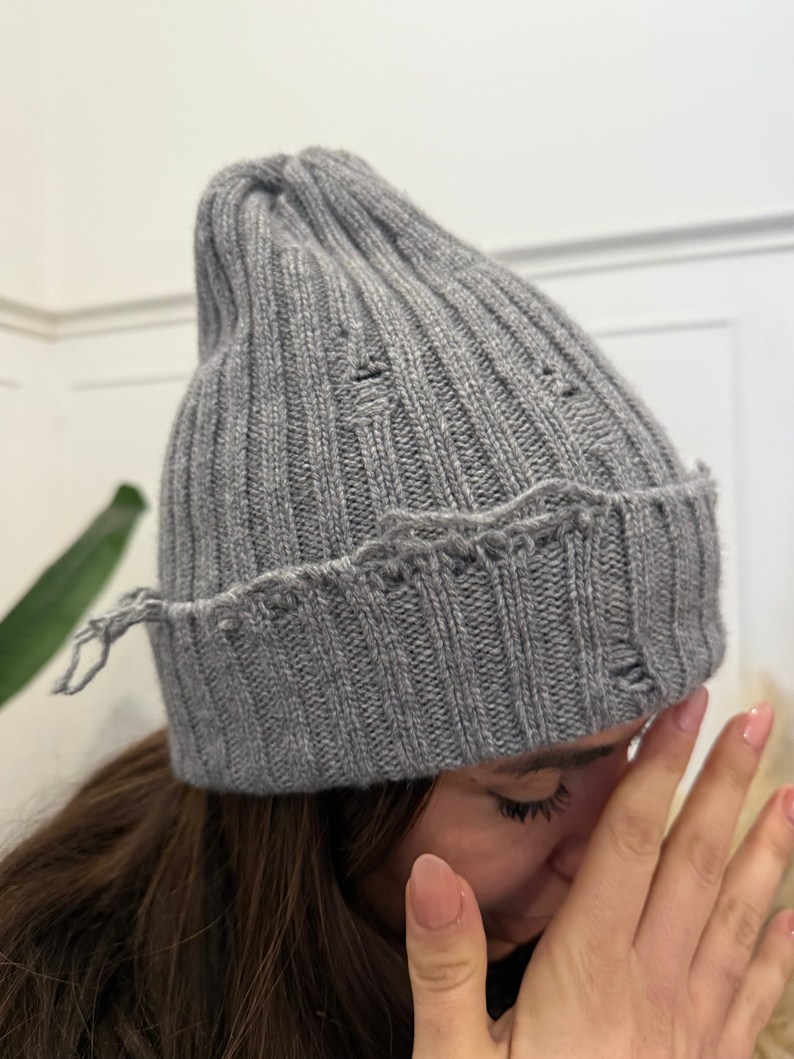 Berretto con rotture grigio vicolo